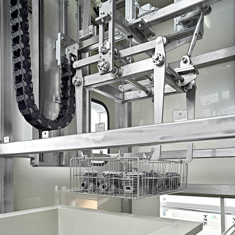 Beizanlage für reine und oxidfreie Oberflächen auf Kleinteilen im Automotive-Bereich