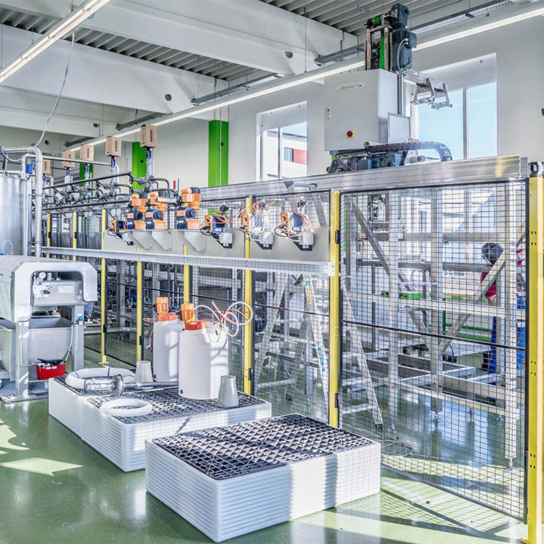 Entfettung der gesamten Oberfläche und Bildung einer feinkörnigen homogenen Manganphosphatschicht an den Funktionsflächen der behandelten Teile