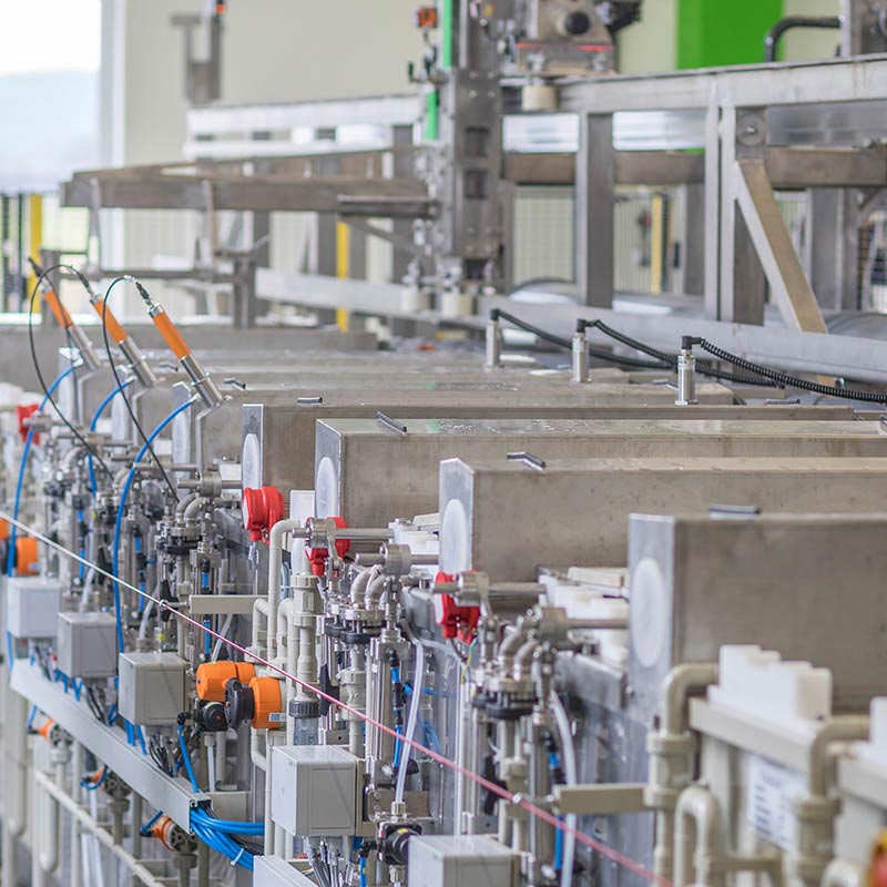 Entfettung der gesamten Oberfläche und Bildung einer feinkörnigen homogenen Manganphosphatschicht an den Funktionsflächen der behandelten Teile