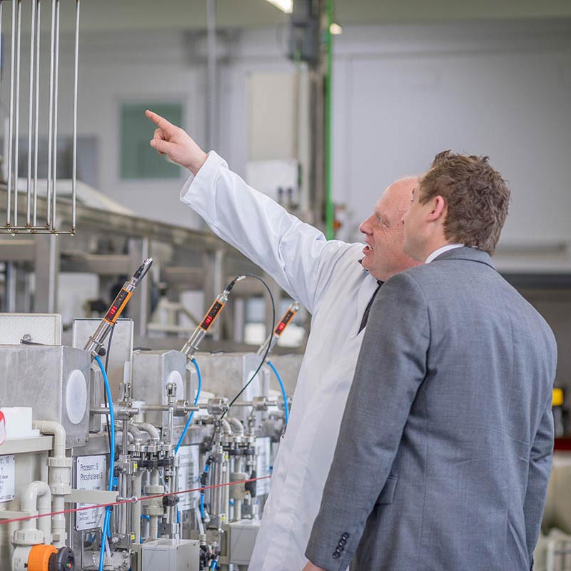 Entfettung der gesamten Oberfläche und Bildung einer feinkörnigen homogenen Manganphosphatschicht an den Funktionsflächen der behandelten Teile