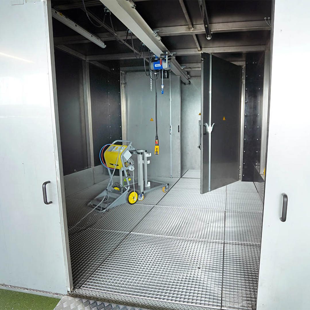 Mobile und kompakte Rissprüfkabine mit separater Trockenkammer