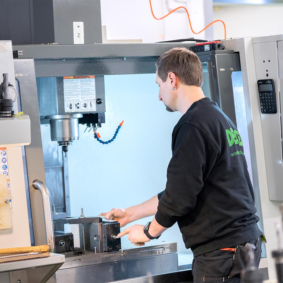 Service-Mitarbeiter in der Fertigung