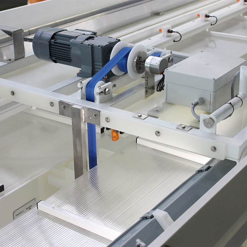 Semi-automatische Anlage zum nasschemischen Reinigen und Trocknen großer Siliziumstücke