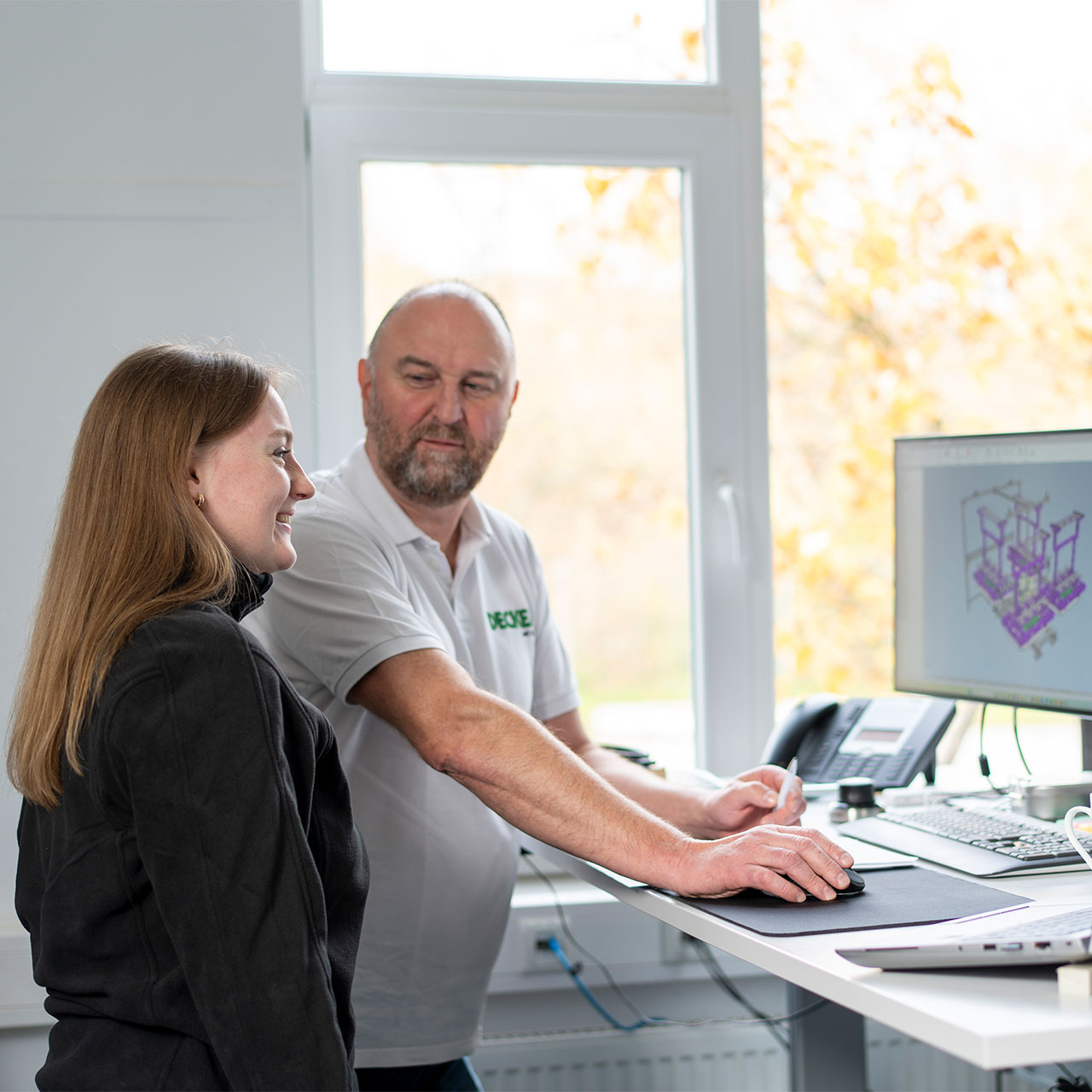 Besprechung vorm PC bei der Konstruktion einer Anlage in 3D-Programm