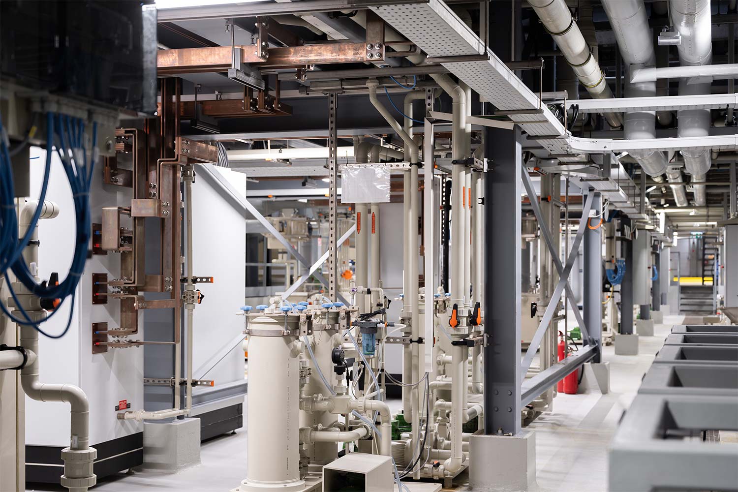 hochkorrosionsbeständige Beschichtung von Metallteilen mittels Zink‑ und Zink‑Nickel‑Elektrolyte