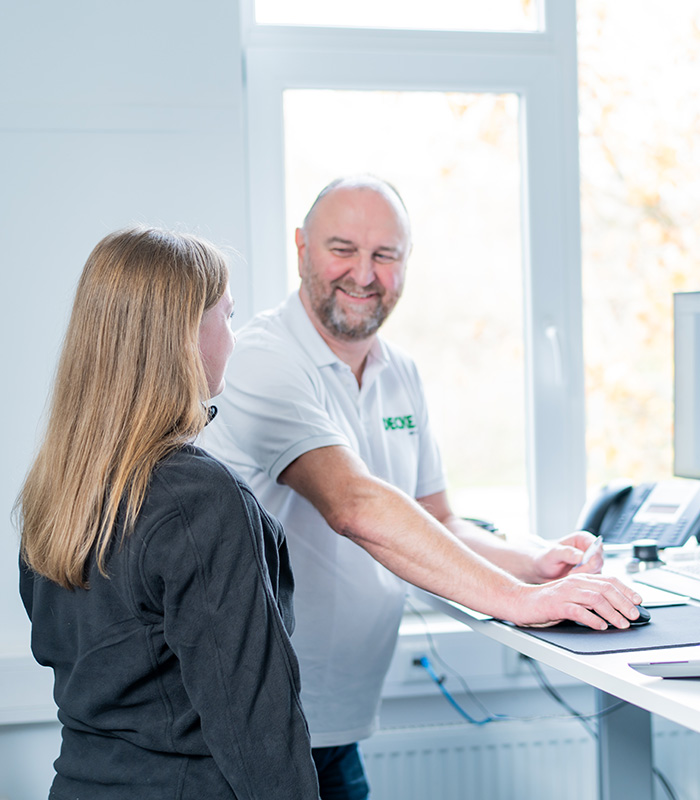 Besprechung von zwei Mitarbeitern am Arbeitsplatz