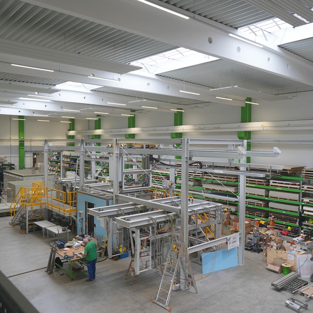 Innenansicht der Fertigungshalle von DECKER in Bayern