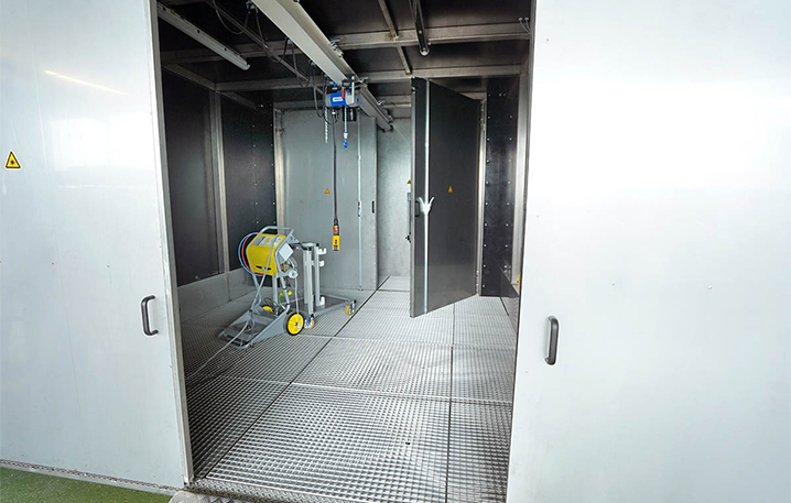 Mobile und kompakte Rissprüfkabine mit separater Trockenkammer