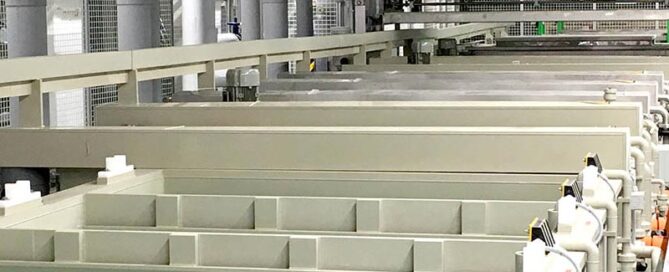 Vollautomatische Bestückung und Entladung, Beölen, Phosphatieren, Entfetten und Beizen von Fahrzeug-Funktionsteilen aus Stahl