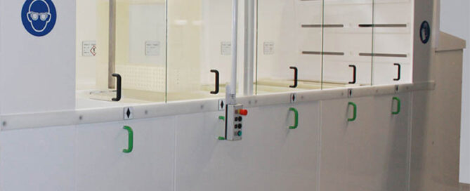 Semi-automatische Anlage zum nasschemischen Reinigen und Trocknen großer Siliziumstücke