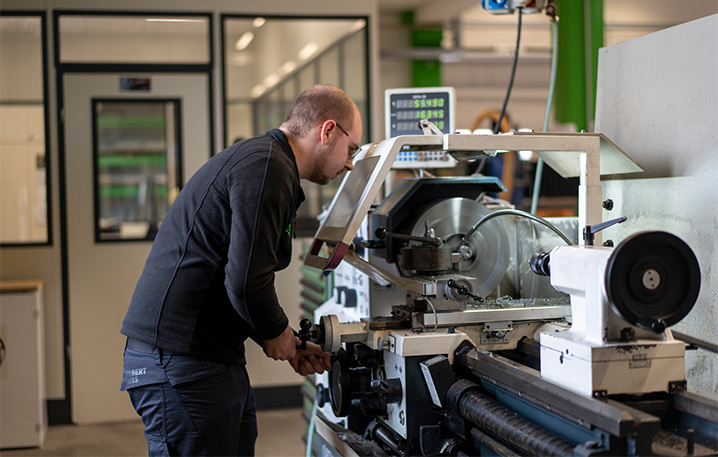 Mitarbeiter bedient Maschine in der Produktionshalle